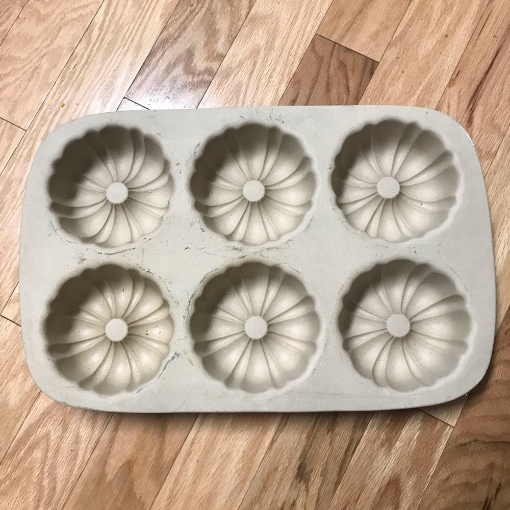 Pampered Chef stoneware mini bunt cake pan